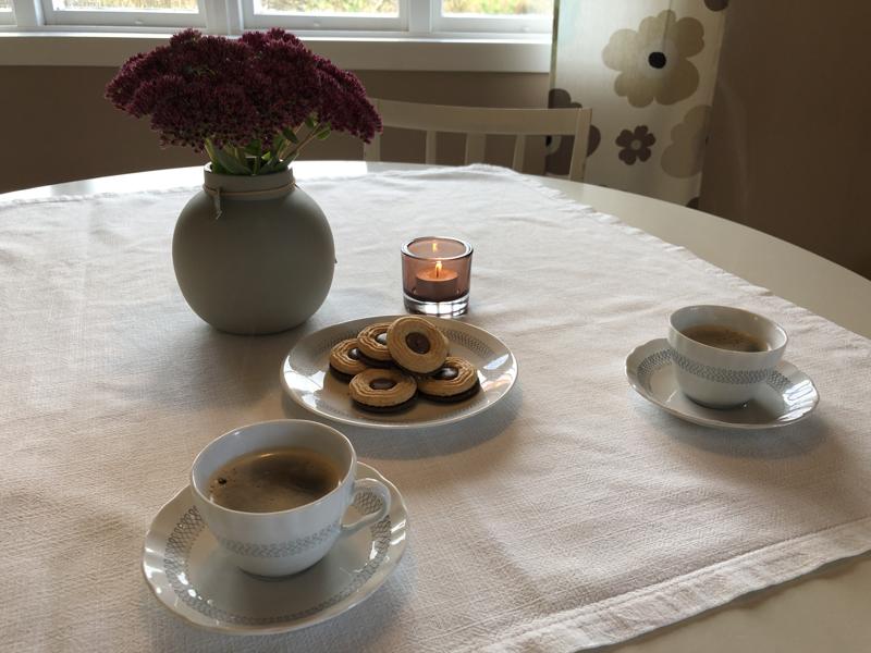 Fika vid köksbordet