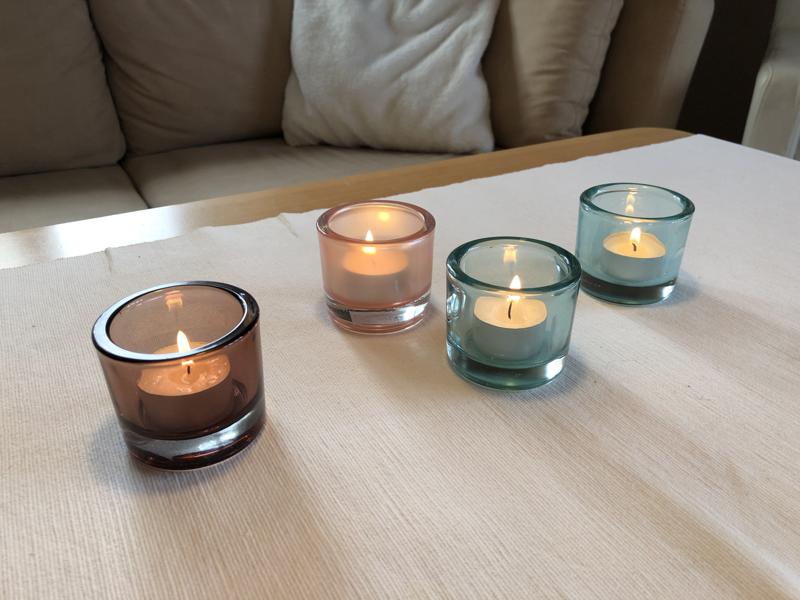 Levande ljus på soffbordet