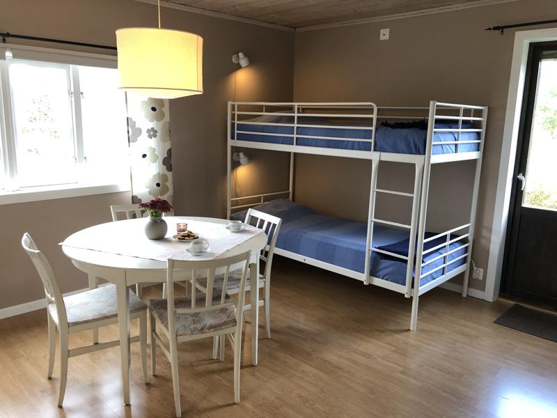 Matplatsen och våningssängen i vardagsrummet