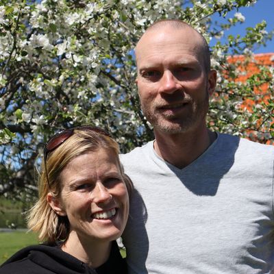 Karin och Jonas under ett blommande äppelträd
